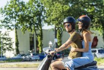 Casal feliz equitação motor scooter no verão — Fotografia de Stock