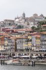 Portugal, porto, Blick auf die Altstadt mit dem Douro Fluss im Vordergrund — Stockfoto