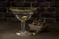 Martini seco com azeitona verde e pistache — Fotografia de Stock