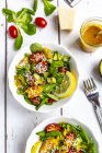 Alface de cordeiro com tomate colorido, abacate, parmesão e curcuma molho de limão — Fotografia de Stock
