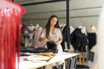 Jeune styliste travaillant dans son atelier — Photo de stock
