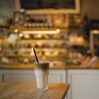 Café glacé sur une table dans un café — Photo de stock
