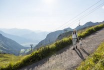 Deutschland, Bayern, Oberstdorf, Mutter und kleine Tochter auf Bergwanderung — Stockfoto