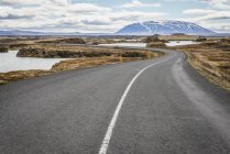 Islândia, Myvatn, estrada vazia — Fotografia de Stock