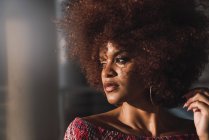 Ritratto di donna sensuale con riccioli tinti su sfondo sfocato — Foto stock