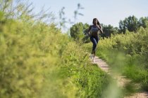 Молодий спортсмен біжить у зеленому полі — стокове фото