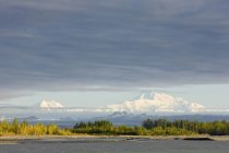 США, Alaska, Mt. Маккинли виден с Denali Road осенью — стоковое фото
