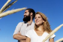 Selbstbewusstes Paar steht in der Natur und lächelt — Stockfoto