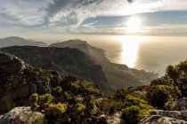 Южная Африка, Кейптаун, Столовая гора, закат над морем — стоковое фото