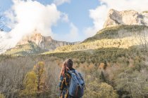 Spagna, Parco Nazionale di Ordesa e Monte Perdido, veduta posteriore della donna con lo zaino che guarda in vista — Foto stock