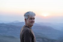 Spagna, Catalogna, L'uomo di fronte al tramonto in montagna — Foto stock