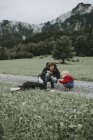 Áustria, Vorarlberg, Mellau, mãe e criança com cão em uma viagem nas montanhas — Fotografia de Stock