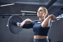 Жінка робить вправи для преси в спортзалі. — стокове фото