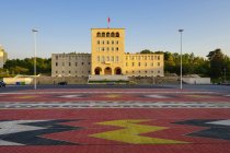 Albania, Tirana, Piazza Madre Teresa e Università — Foto stock