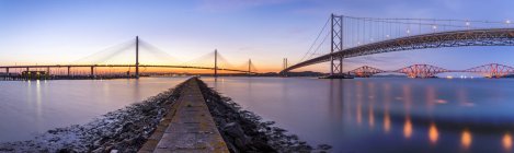 Royaume-Uni, Écosse, Fife, Édimbourg, Firth of Forth estuary, vue panoramique depuis South Queensferry de Forth Bridge, Forth Road Bridge et Queensferry Crossing Bridge au coucher du soleil — Photo de stock
