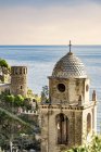 Italia, Liguria, Cinque Terre, Vernazza, torres y mar de Liguria - foto de stock