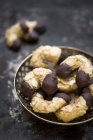 Vegan almond cookies in bowl, food photo in studio — Stock Photo