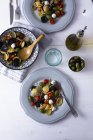 Orecchiette mediterránea con tomate, aceitunas, mozzarella - foto de stock