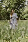 Італія, Венето, молода жінка вищипування квіти і трави в польових — стокове фото