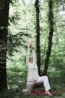 Mujer mayor haciendo yoga en el bosque - foto de stock