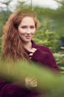 Portrait de jeune femme rousse souriante dans la nature — Photo de stock
