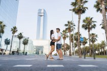 Giovane coppia romantica in piedi sulla strada, Barcellona, Spagna — Foto stock