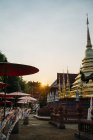 Thailand, Chiang Mai, Sonnenuntergang mit Dekorationen zur Feier des neuen Jahres im buddhistischen Tempel Wat Phan Tao — Stockfoto