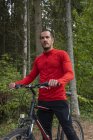 Atleta maschile mountain bike nel bosco — Foto stock