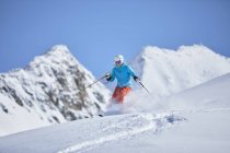 Austria, Tirolo, Kuehtai, donna sciare nel paesaggio invernale — Foto stock