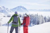 Австрія, Тіроль, туристи на снігоступах. — стокове фото