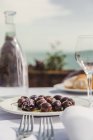 Itália, Atrani, azeitonas pretas em prato — Fotografia de Stock