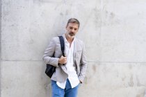 Retrato de empresário casual com mochila — Fotografia de Stock