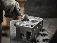 Arbeiter in metallverarbeitender Fabrik Schleifzylinderkopf — Stockfoto