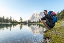 Österreich, Tirol, Wanderer machen Rast, hocken am See — Stockfoto