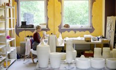 Frau arbeitet in Porzellanwerkstatt — Stockfoto