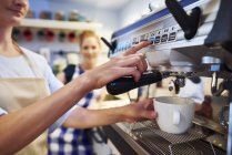 Femme barista faire du café dans un café — Photo de stock