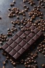 Grains de café fraîchement torréfiés et chocolat noir — Photo de stock