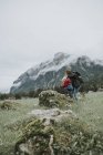 Austria, Vorarlberg, Mellau, madre e bambino in gita in montagna — Foto stock