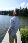 Alemania, Mittenwald, hombre maduro de pie en el embarcadero en el lago y relajante - foto de stock