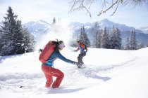 Австрія, Тіроль, подружжя, що веселиться на снігу. — стокове фото