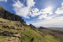 UK, Scotland, Inner Hebrides, Isle of Skye, Trotternish, Quiraing, tourist on hiking trail — Stock Photo