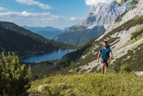 Áustria, Tirol, Jovem caminhando em montanhas no Lago Seebensee — Fotografia de Stock