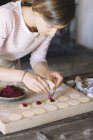 Femme préparant des raviolis, garniture à la betterave — Photo de stock