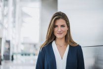 Ritratto di giovane donna d'affari sorridente — Foto stock
