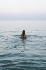 Belle femme à la plage, nageant dans la mer — Photo de stock