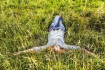 Mujer joven relajándose en el prado verde - foto de stock