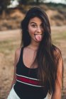 Retrato de adolescente sobresaliendo lengua - foto de stock