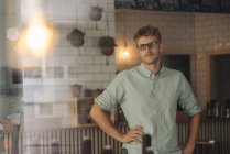 Молодой предприниматель, стоящий в кафе — стоковое фото