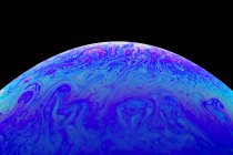 Oberfläche der blau-rosa Seifenblase, Nahaufnahme — Stockfoto