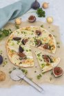 Tarte Flambee casero con higos, cebolletas y queso de cabra - foto de stock